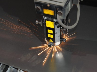 Laserowe cięcie metalu: jak wybrać odpowiednią moc lasera?